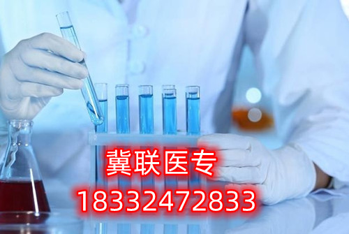 對于很多想要通過河北單招考試升學的家長和學生，往往感到為難的就是如何選擇大類方向。石家莊冀聯(lián)醫(yī)學中專學校單招升學熱門專業(yè)及院校推薦  石家莊冀聯(lián)醫(yī)學中專學校單招升學熱門專業(yè)及院校推薦  一方面是對大類招生政策的不了解，另一方面是感覺孩子太小，還不定性，盲目選擇怕將來孩子后悔。    考試七類是家長們眼中的熱門大類，護理是人氣最高的專業(yè)，優(yōu)秀院校：滄州醫(yī)學高等?？茖W校。下面于老師給大家介紹一下第七類醫(yī)藥衛(wèi)生(臨床醫(yī)學類專業(yè)除外)等所涉及專業(yè)。    單招考試第七類醫(yī)學類考試第七類：    醫(yī)藥衛(wèi)生(臨床醫(yī)學類專業(yè)除外)等所涉及專業(yè)    科目：語文150分+數(shù)學150分+化學100分+職業(yè)適應性測試350分（1、我國當前醫(yī)藥衛(wèi)生行業(yè)的特點和發(fā)展方向、醫(yī)藥衛(wèi)生行業(yè)的特點和工作內(nèi)容常識;2、生活中常見的基本疾病預防知識和疫情防控知識;3、國際、全國疾病防控宣傳日相關(guān)知識;4、醫(yī)學專業(yè)相關(guān)的社會人文常識。）    牽頭院校：滄州醫(yī)學高等?？茖W校    推薦院校：河北化工醫(yī)藥職業(yè)技術(shù)學院、滄州醫(yī)學高等?？茖W校、邢臺健康醫(yī)學院、承德護理職業(yè)學院、廊坊衛(wèi)生職業(yè)學院、唐山職業(yè)技術(shù)學院、河北女子職業(yè)技術(shù)學院    熱門專業(yè)：護理、醫(yī)學檢驗技術(shù)、醫(yī)學影像技術(shù)、助產(chǎn)、口腔醫(yī)學技術(shù)、心理咨詢、眼視光技術(shù)、藥學    2023年河北單招考試人數(shù)：約25300人    錄取率：58.47%    公辦錄取率：17.50%    大類解讀：熱門大類，男女生都可以報考，文理不限，專業(yè)技術(shù)性不強。      第七大類職業(yè)適應性測試具體考試內(nèi)容：    1、我國當前醫(yī)藥衛(wèi)生行業(yè)的特點和發(fā)展方向、醫(yī)藥衛(wèi)生行業(yè)的特點和工作內(nèi)容常識；    2、生物醫(yī)學基礎(chǔ)知識；    3、生活中常見的基本疾病預防知識和疫情防控知識；    4、國際、全國疾病防控宣傳日相關(guān)知識；    5、醫(yī)學專業(yè)相關(guān)的社會人文常識。      一、護理    就業(yè)方向：主要面向各級各類醫(yī)療衛(wèi)生系統(tǒng)和社區(qū)衛(wèi)生服務機構(gòu)，從事臨床護理、健康保健工作，就業(yè)度好。    二、醫(yī)學檢驗技術(shù)    就業(yè)方向：主要面向各級醫(yī)院檢驗科、血庫，各級疾病預防控制中心、血站、檢驗檢疫、計劃生育服務等機構(gòu)，以及各種獨立實驗室、醫(yī)學生物試劑生產(chǎn)經(jīng)營企業(yè)，從事醫(yī)學檢驗等工作。    三、醫(yī)學影像技術(shù)    就業(yè)方向：主要面向各級醫(yī)療衛(wèi)生機構(gòu)及體檢中心等部門從事醫(yī)學影像工作。    四、助產(chǎn)    就業(yè)方向：主要面向各級綜合性醫(yī)院和婦幼保健院（所）、婦幼保健管理機構(gòu) ，以及孕婦學校、親子活動中心和月嫂培訓中心等社區(qū)婦幼保健機構(gòu)組織，從事助產(chǎn)、臨床護理、計劃生育和婦幼保健管理及服務等工作。  五、口腔醫(yī)學技術(shù)    就業(yè)方向：方向一∶口腔治療技術(shù)方向 主要面向各級口腔醫(yī)療機構(gòu)及口腔醫(yī)療相關(guān)機構(gòu)，在醫(yī)師助手、口腔咨詢等崗位群，從事口腔常見病和多發(fā)病的輔助治療與服務等工作。    方向二∶口腔修復工藝方向 主要面向口腔修復制作行業(yè)各級義齒加工企業(yè)、醫(yī)療機構(gòu)口腔技工室及口腔醫(yī)療相關(guān)機構(gòu)，在口腔修復、技術(shù)管理等崗位群，從事口腔修復體制作、技術(shù)管理與服務等工作。  石家莊冀聯(lián)醫(yī)學中等專業(yè)學校電話：0311-87368833； 18332472833（同微信）  石家莊冀聯(lián)醫(yī)學中專學?？焓痔枺簐18332472833